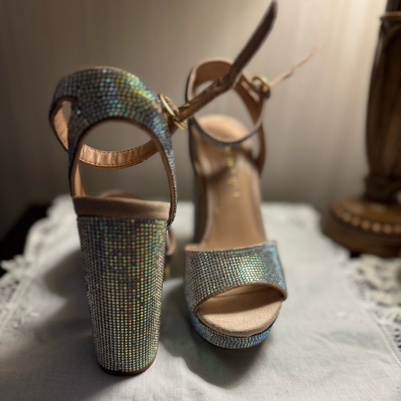 Brand new platform high heels. Stunning shoes. - Picture 5 of 12